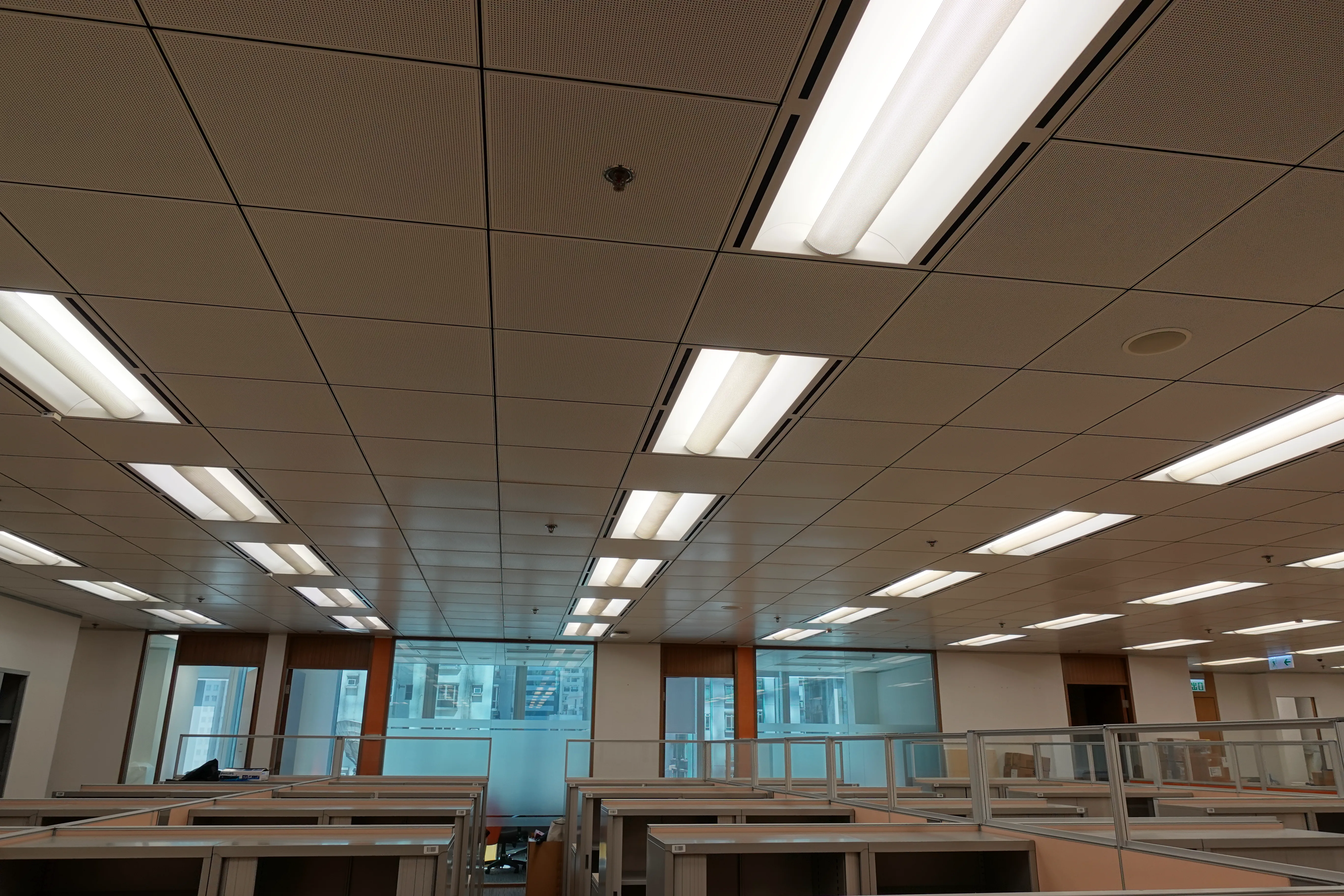 Lay-in ceiling system in an office interior
