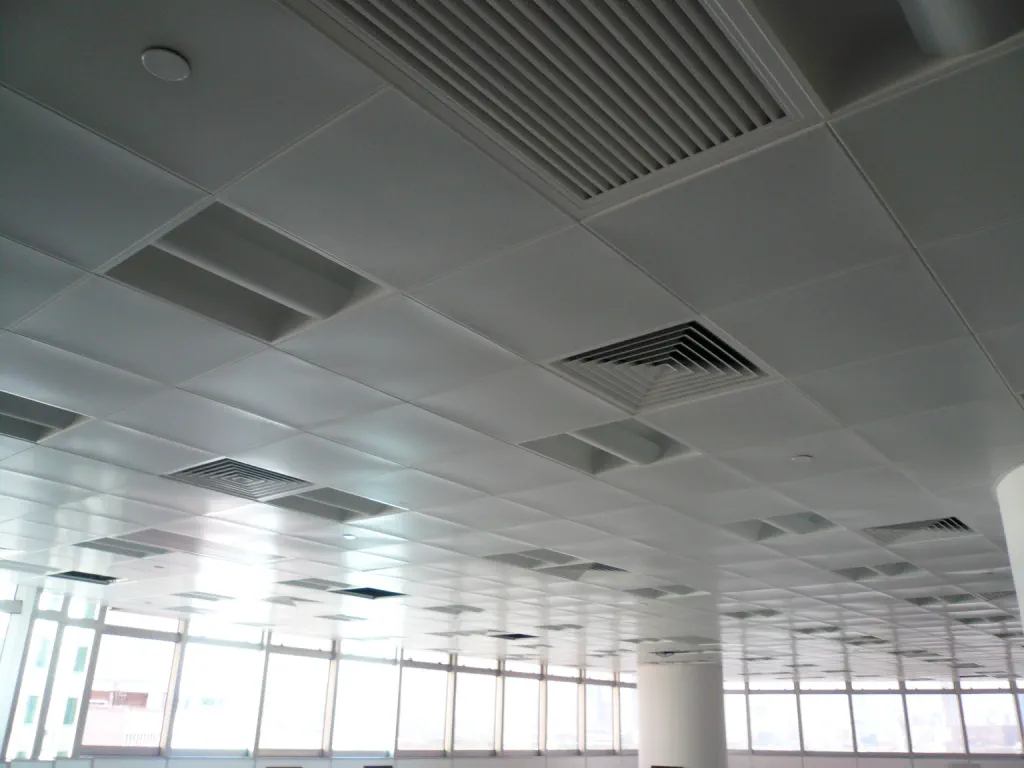 Clip-in ceiling system in an office interior
