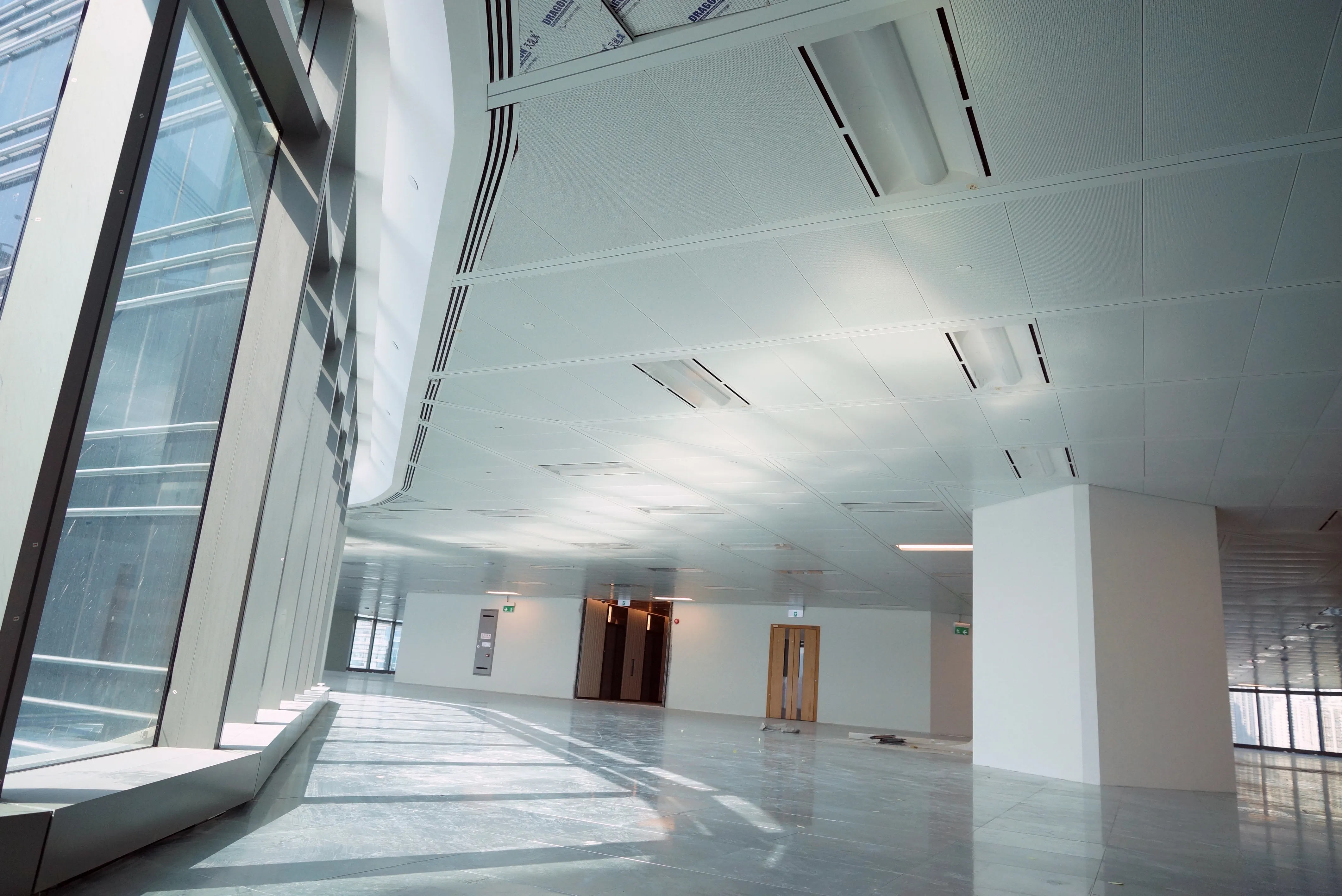 Wide grid ceiling system in an office interior
